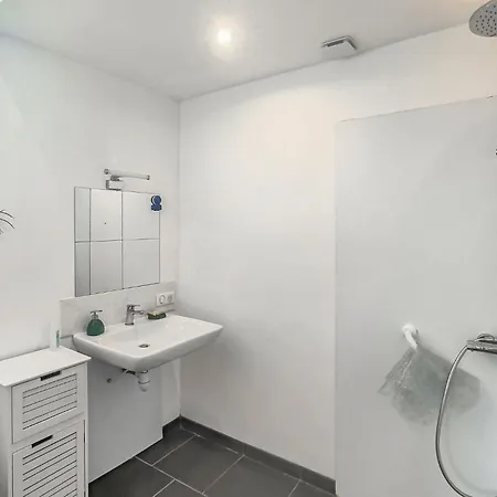 Avec Piscine Nyaraló Parennes