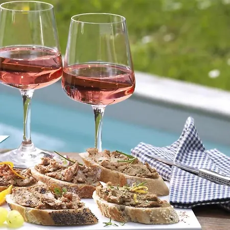 Avec Piscine Nyaraló